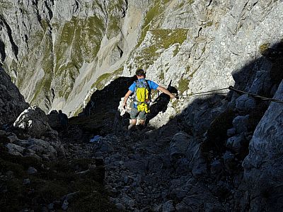 Teilweise ist der Steig mittels Stahlseilen gesichert.