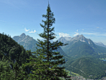 Blick nach Westen zur Arnspitze und zum Wettersteingebirge