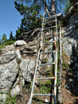 Eine Leiter hilft und über eine Felsstufe hinweg