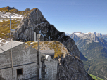 Blick an der Gipfelstation vorbei auf das Wettersteingebirge