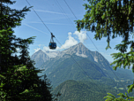 Eine Gondel der Karwendelbahn vor der Wettersteinspitze