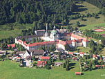 Blick beim Abstieg auf das Kloster Ettal