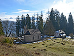 Wallfahrtskirche und Klause, im Hintergrund das Kaisergebirge