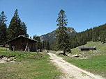 Rechts befindet sich die im Sommer bewirtschaftete Jägerhütte
