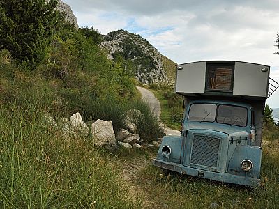 Der alte LKW dient inzwischen als Bienenhaus