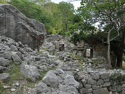 Gut ausgeschildert passieren wir die ehemalige Siedlung 