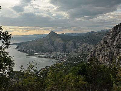 Immer tiefer lassen wir Omis unter uns