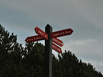 Hier halten wir uns links