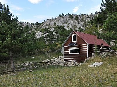 und spazieren links der Hütte auf die Felsen zu 