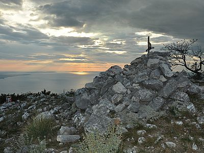 Das schlichte Gipfelkreuz des Kula