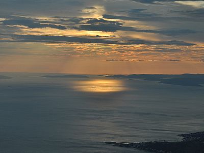 Ein einsames Schiff wird von der Sonne beschienen