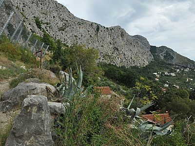 Unterhalb des Steinschlagschutzes steigen wir weiter auf