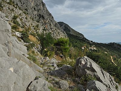 Ohne größere Höhenunterschiede wandern wir weiter nach Südosten