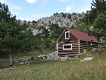 und spazieren links der Hütte auf die Felsen zu