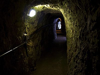 Die zahlreichen Tunnel sind beleuchtet