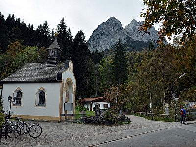 Rechts an der Kapelle vorbei...