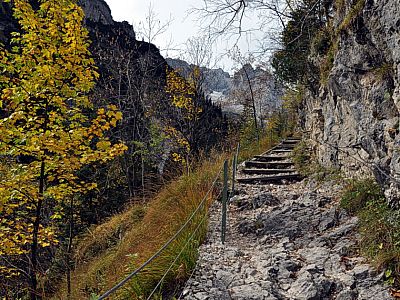 Mäßig steil wandern wir auf...