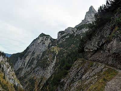 Das Höllentorköpfle lugt hervor.