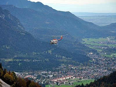 Ein Hubschrauber vor den Häusern von Garmisch