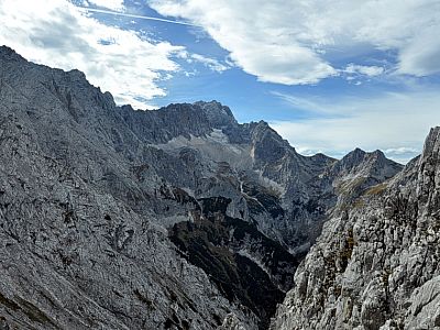Langsam zeigt sich blauer Himmel hinter der Zugspitze