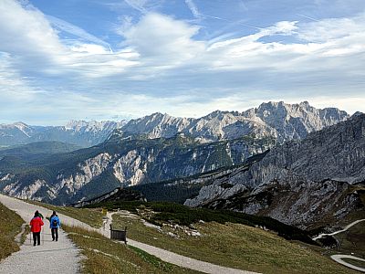Auf einem breiten Fahrweg wandern wir zur Hochalm