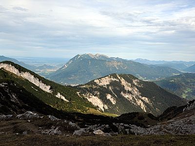 Blick über das Kreuzeck zum Wank