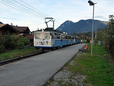 Am Bahnhof Hammersbach warten wir auf den Gegenzug.