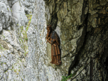 Skeptischer Heiligenfigur am Klammeingang