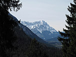 ...gibt immer wieder den Blick zur Zugspitze frei
