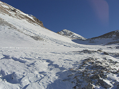 Links die steilen Südhänge der Pareispitze