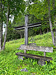 Kreuz und Rastbank auf der Igler Alm