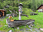 Originelle Tränke neben der Almhütte