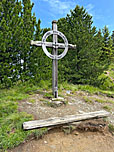 ...mit einem Holzkreuz