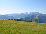 Im Anschluss erreichen wir ein grasiges Plateau...