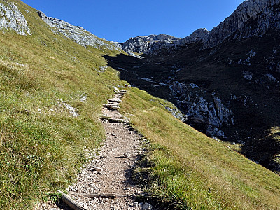 Über zahllose Serpentinen gewinnen wir auf der Südseite des Berges an Höhe...