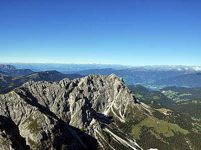 Ausblick vom Kleinen Peitler auf die Aferer Geisler im Westen und ...