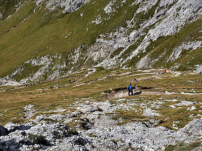 Während des Abstiegs kommen uns zahlreiche Besucher entgegen