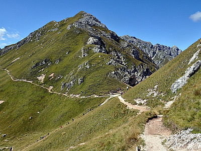 Wir wandern zurück zur Scharte, ...