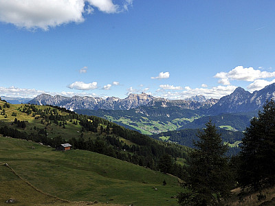 Etwas rechts der Bildmitte kann man im Osten die Dreischusterspitze erkennen
