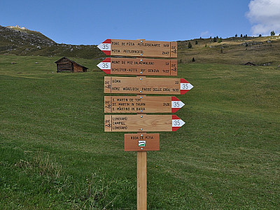 Der Weg rund um den Peitlerkofel ist ladinisch mit mit Roda de Pütia gekennzeichnet