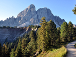 Recht bequem wandern wir die ersten Meter auf den Peitlerkofel zu