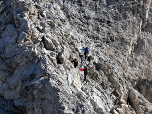... erfolgt über einen kleinen Klettersteig.