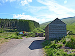 Am Parkplatz Pont ar Daf passieren wir die Holzhütte