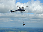 Ein Hubschrauber bringt Material für Wegearbeiten am Pen y Fan