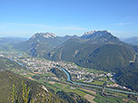 An der Hütte genießen wir den fantastischen Tiefblick...