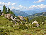 Bei diesen Felsen versteckt sich eine Kletterstelle, die rechter Hand umgangen werden kann