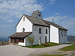 Die Kirche ist ein ehemaliges 
Benediktinerkloster