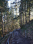 Den Gipfel verlassen wir über eine Treppe...