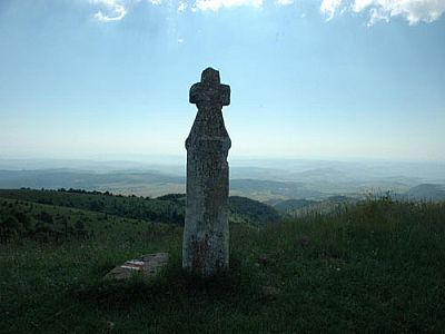 ...zum steinernen Wegkreuz