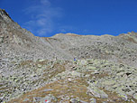 Hinten erhebt sich der steinige Gipfel
